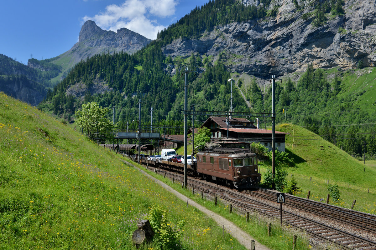 Re 425 176 mit einem Autozug am 24.06.2016 bei Kandersteg. 