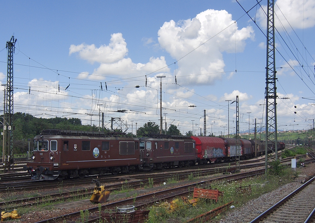 Re 425 188 und 185 der BLS bei der Ausfahrt aus dem Gterbahnhof von Weil am Rhein. Die Aufnahme entstand am 10.08.2013 von dem zwischen Gleis 7 und 8 liegenden Bahnsteig des Bahnhofs Weil am Rhein.