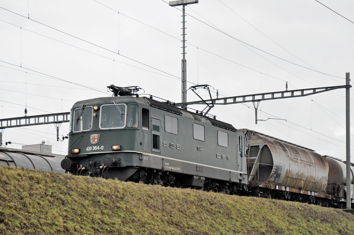 Re 430 364-0, durchfährt den Güterbahnhof Muttenz. Die Aufnahme stammt vom 21.02.2017.