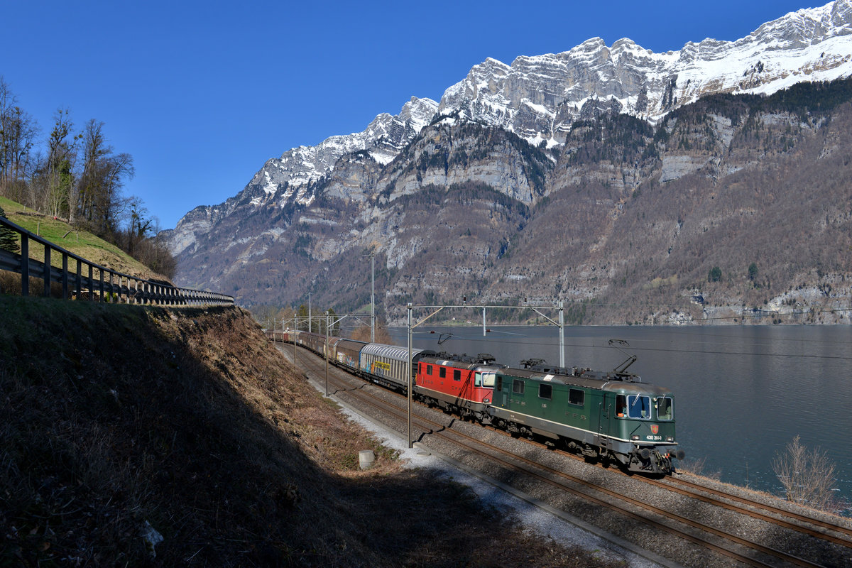 Re 430 364 und eine weitere Re 4/4 mit einem Güterzug am 11.03.2017 bei Mols.