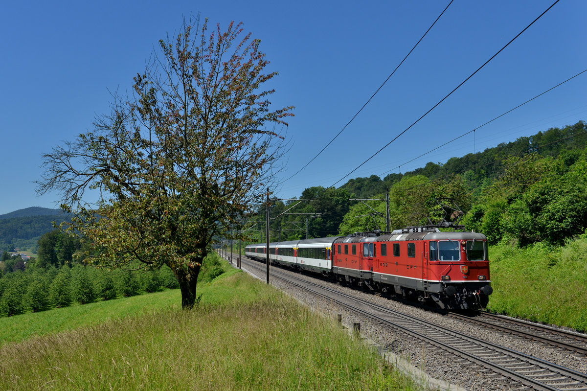 Re 4/4 11144 und eine weitere Re 420 mit einem IR am 23.06.2016 bei Villnachern. 