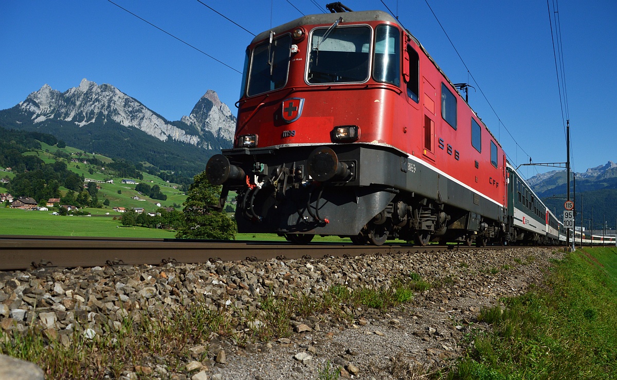 Re 4/4  11199 bei Seewis Schwyz mit den Mythen.
26. August 2015