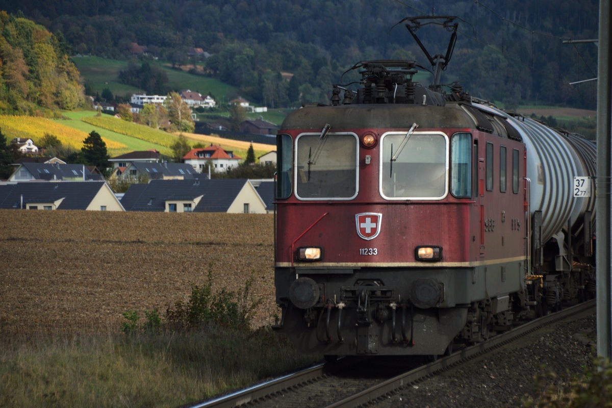 Re 4/4  11233 bei Otelfingen.
21. Oktober 2014