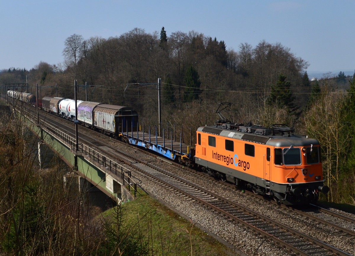 Re 4/4 11320 Interregio Cargo bei Mellingen.
23. März 2015