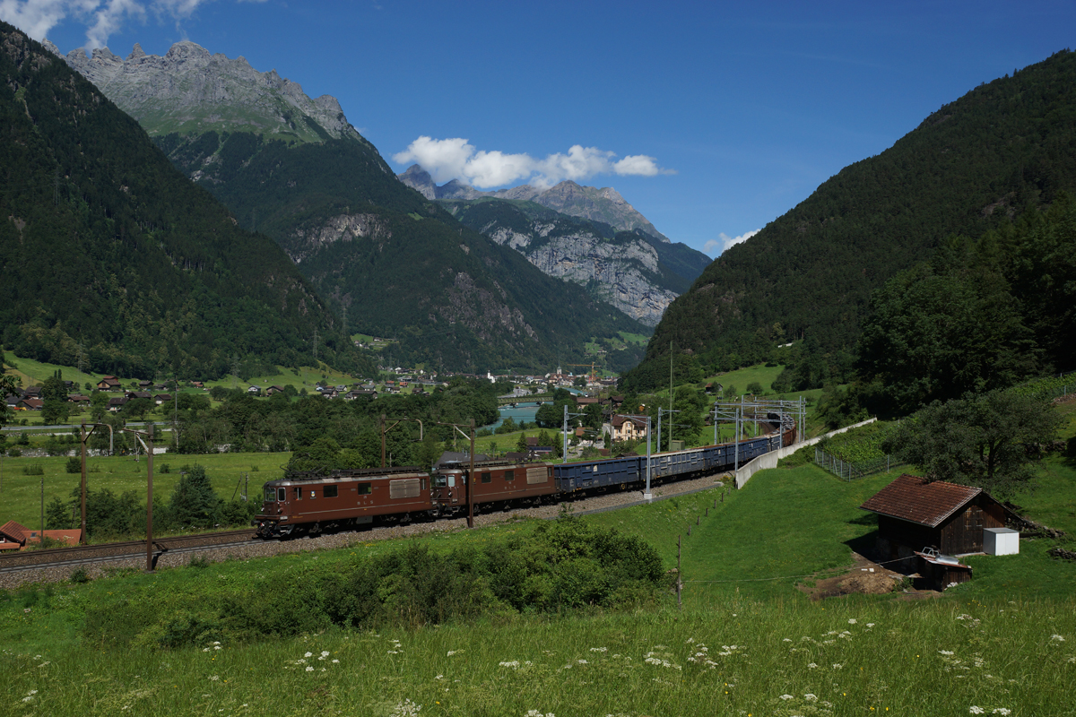 Re 4/4 171 und Re 4/4 178 ziehen am 03.07.2014 einen Stahlzug von Erstfeld Richtung Silenen.