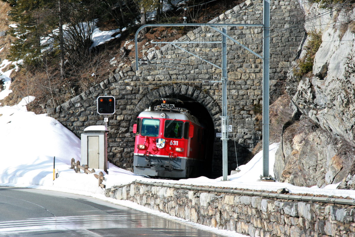 Re 4/4 631 bei der Tunnelausfahrt kurz vor Bergrün; 14.02.2014