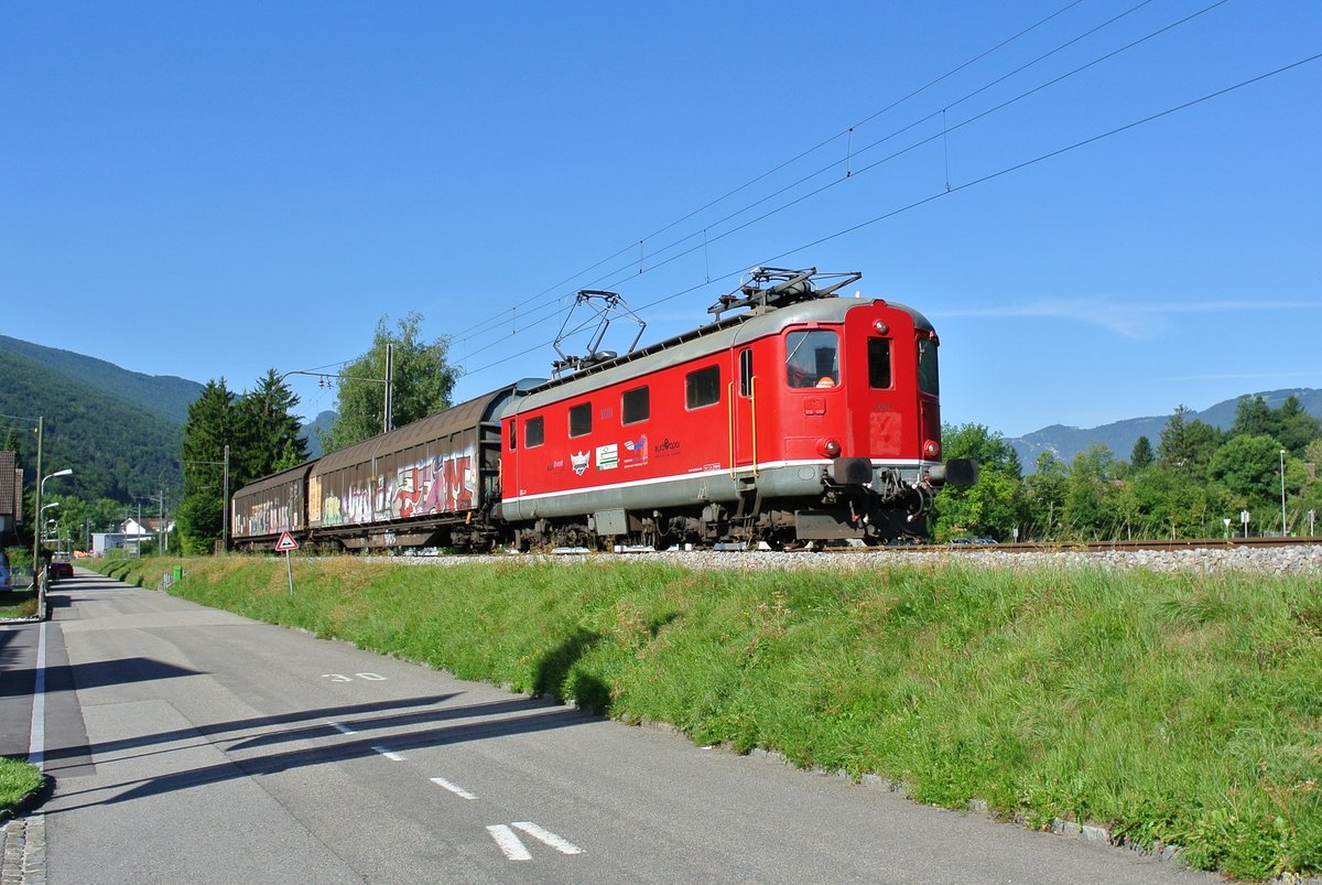 Re 4/4 I 10009 mit dem Gter Oensingen-Balshtal bei Einfahrt im Endbahnhof, 22.08.2017.