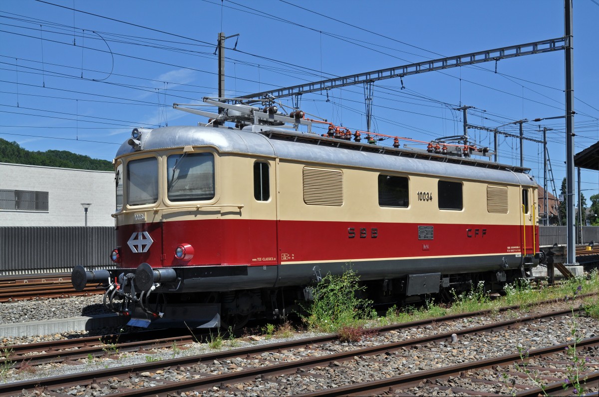 Re 4/4 I 10034 ist am 28.06.2015 beim Bahnhof Sissach abgestellt. Die Aufnahme stammt vom 28.06.2015.