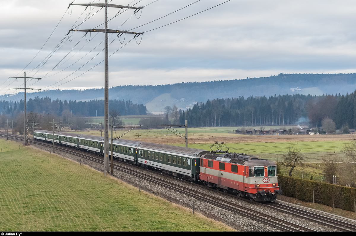 Re 4/4 II 11108 beförderte am 11. Dezember 2016 einen YB-Fanextrazug von Bern nach Thun. Aufgenommen bei Allmendingen.