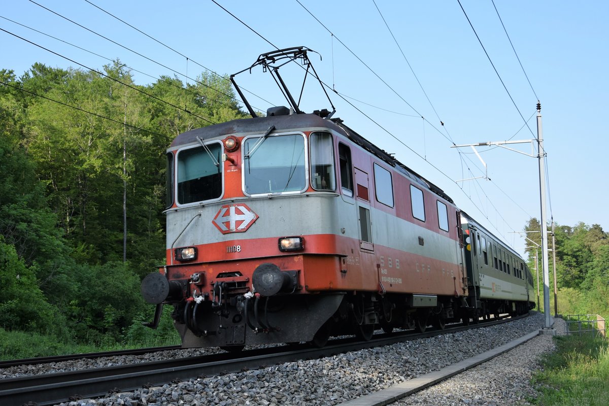 Re 4/4 II 11108 Swiss Express zieht ihren Interregio am 06.05.2018 in Richtung Bözbergtunnel in Richtung Basel.