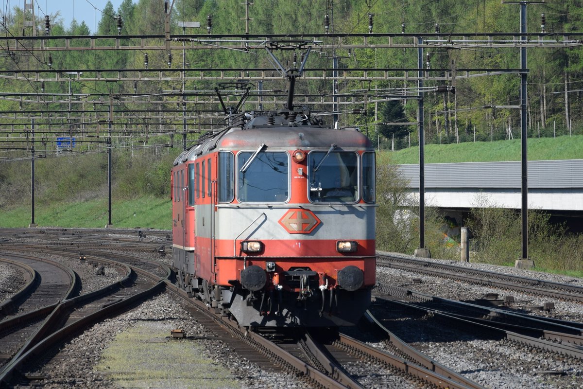 Re 4/4 II 11109 Swiss Express zusammen mit Re 4/4 II 11157 als Lokzug am 19.04.2018 in Othmarsingen in Richtung Zürich.