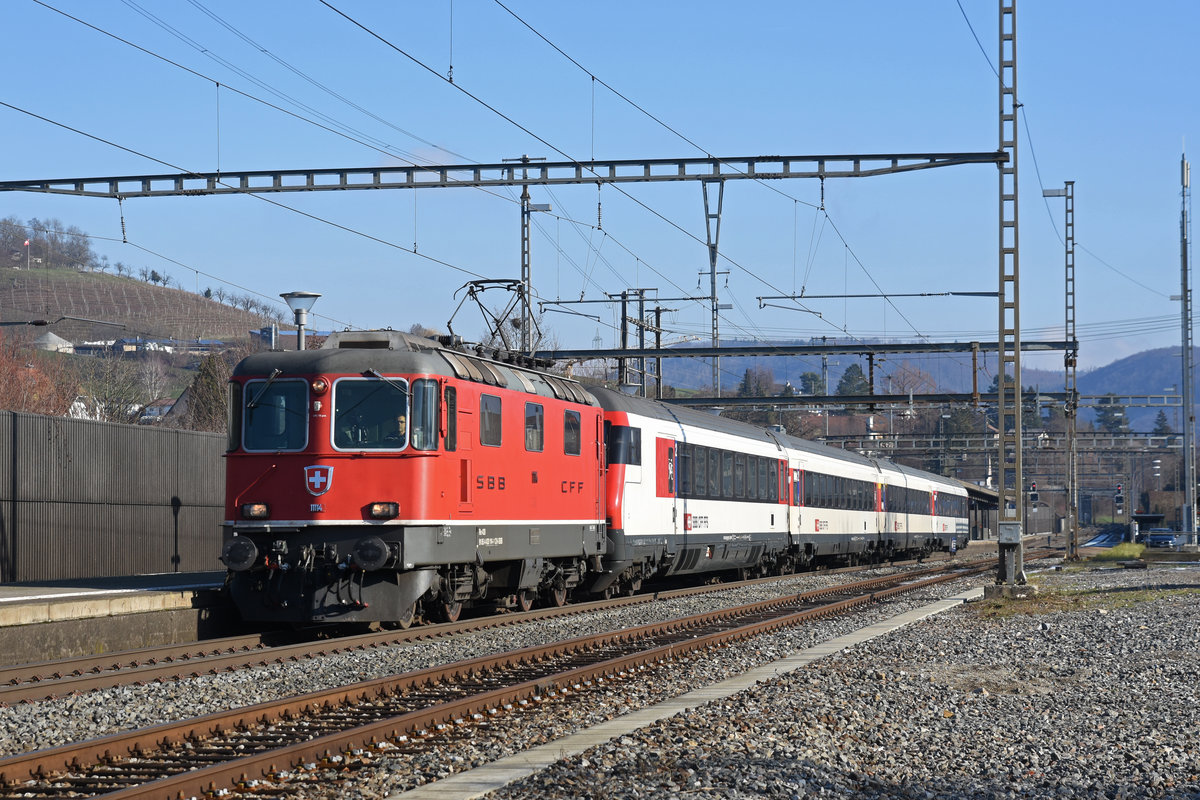 Re 4/4 II 11114 durchfährt den Bahnhof Gelterkinden. Die Aufnahme stammt vom 19.01.2019.