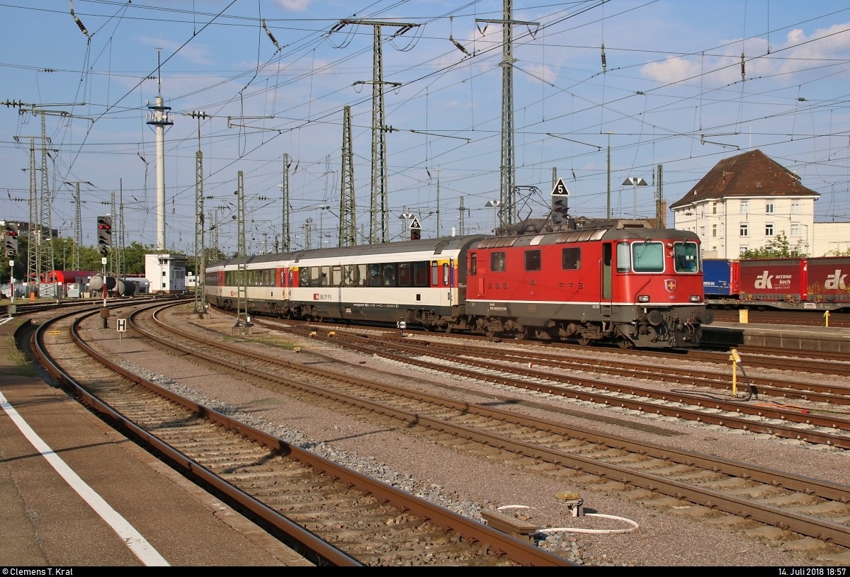 Re 4/4 II 11115 (420 115-8) SBB als IC 381 (Linie 87) nach Zürich HB (CH) wird in seinem Startbahnhof Singen(Hohentwiel) auf Gleis 3 bereitgestellt.
[14.7.2018 | 18:57 Uhr]