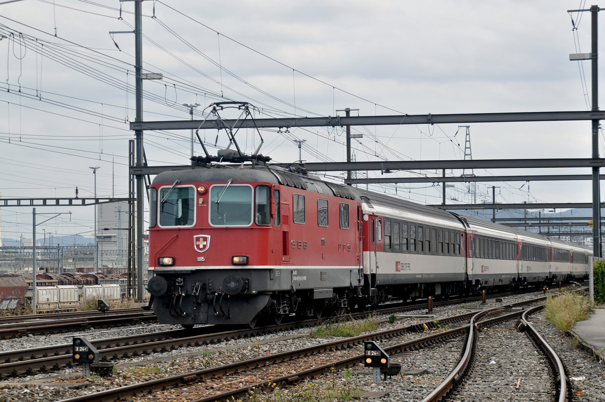 Re 4/4 II 11115 durchfährt den Bahnhof Muttenz. Die Aufnahme stammt vom 08.09.2017.