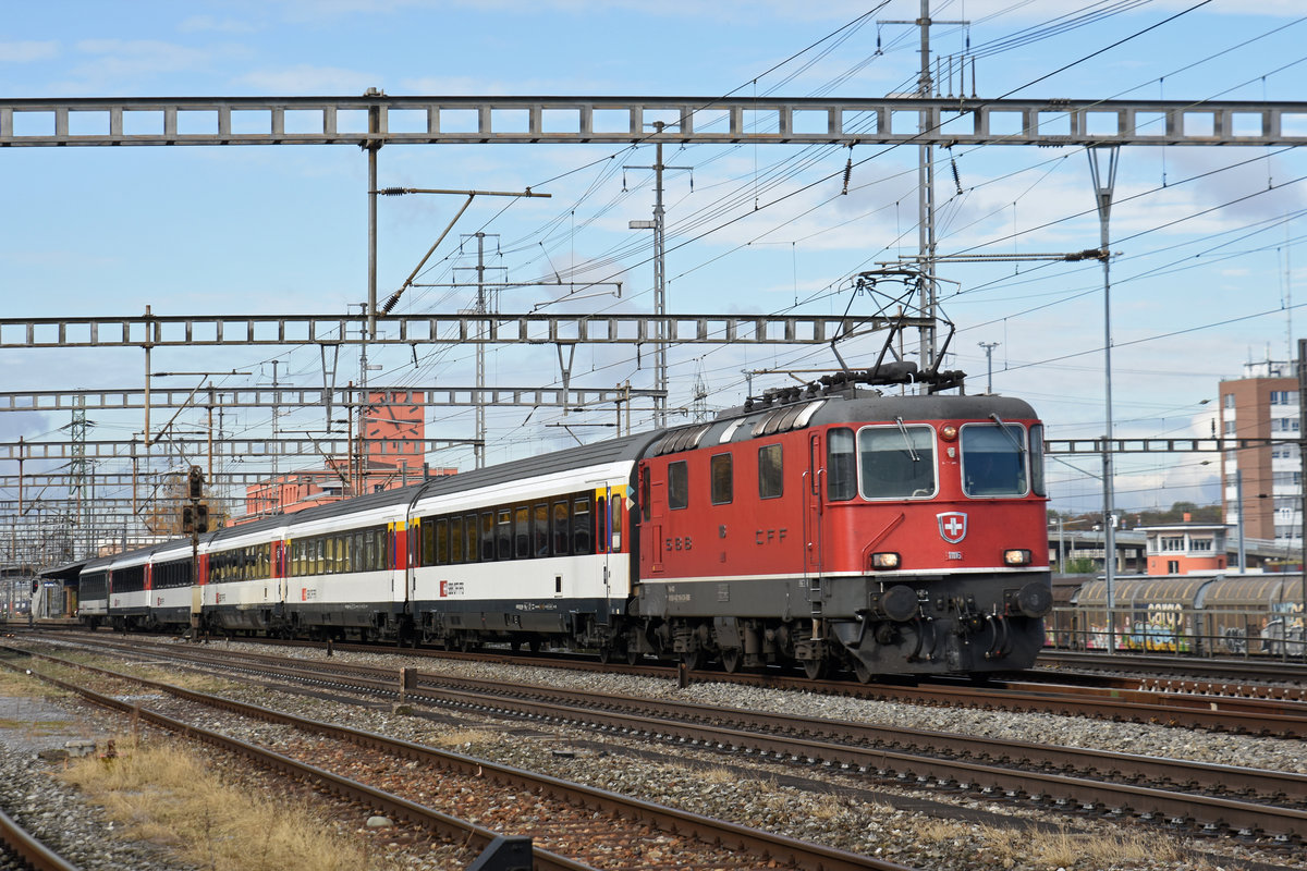 Re 4/4 II 11116 durchfährt den Bahnhof Muttenz. Die Aufnahme stammt vom 08.11.2018.