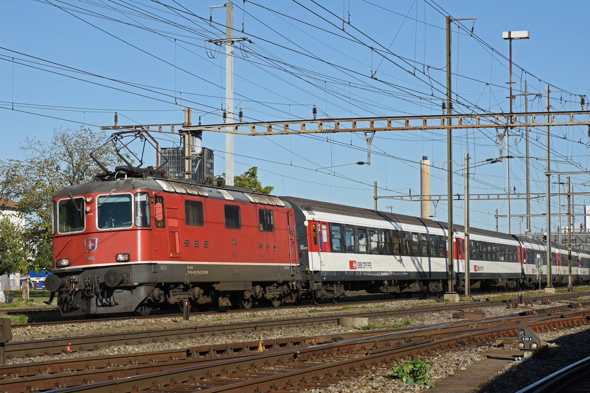 Re 4/4 II 11118 durchfährt den Bahnhof Pratteln. Die Aufnahme stammt vom 05.10.2018.