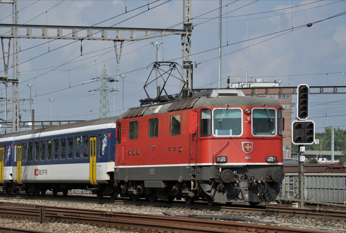 Re 4/4 II 11122 durchfährt den Bahnhof Muttenz. Die Aufnahme stammt vom 22.09.2014.