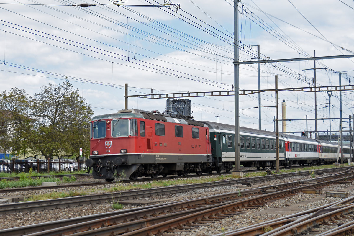 Re 4/4 II 11124 durchfährt den Bahnhof Pratteln. Die Aufnahme stammt vom 23.05.2018.