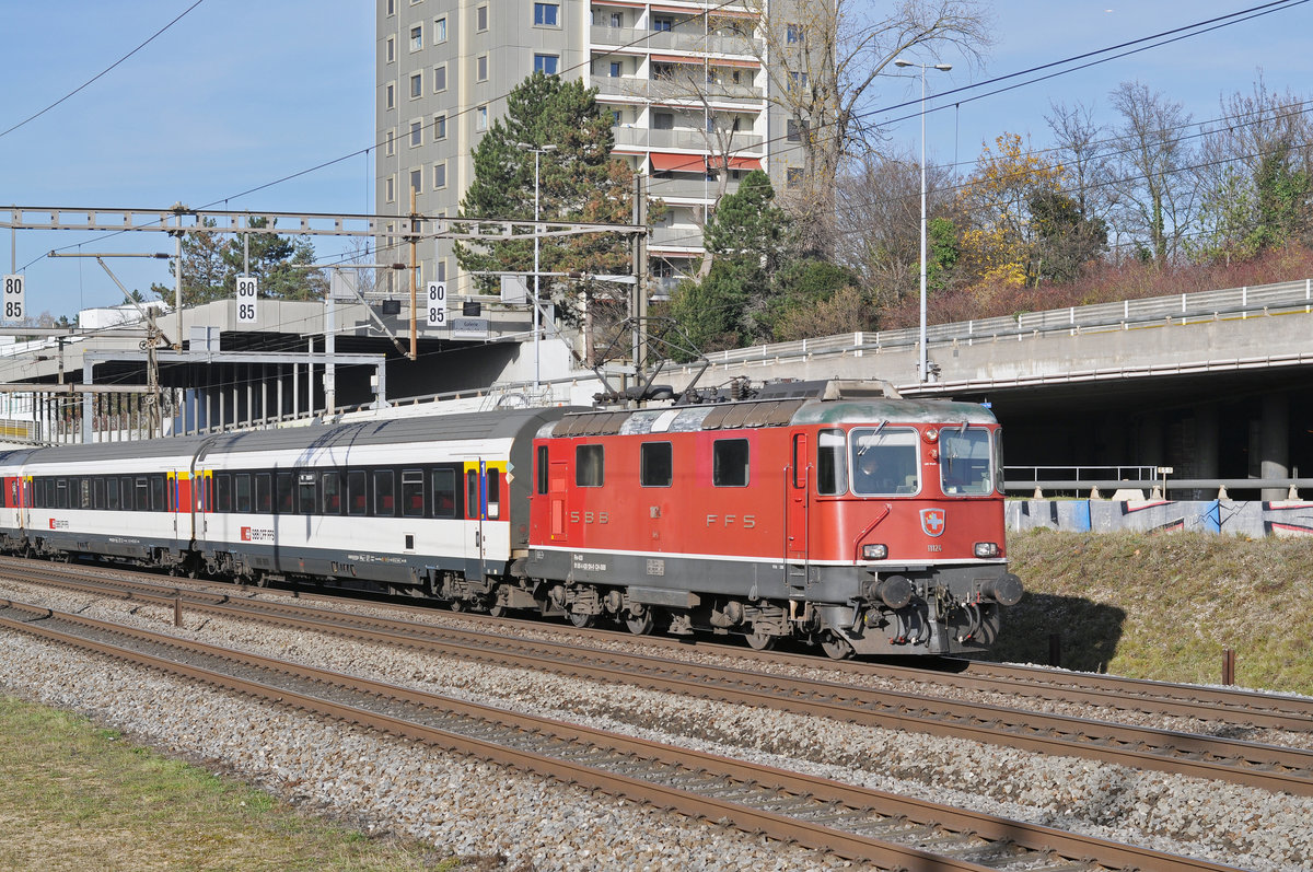 Re 4/4 II 11124 fährt Richtung Bahnhof Muttenz. Die Aufnahme stammt vom 22.11.2017.