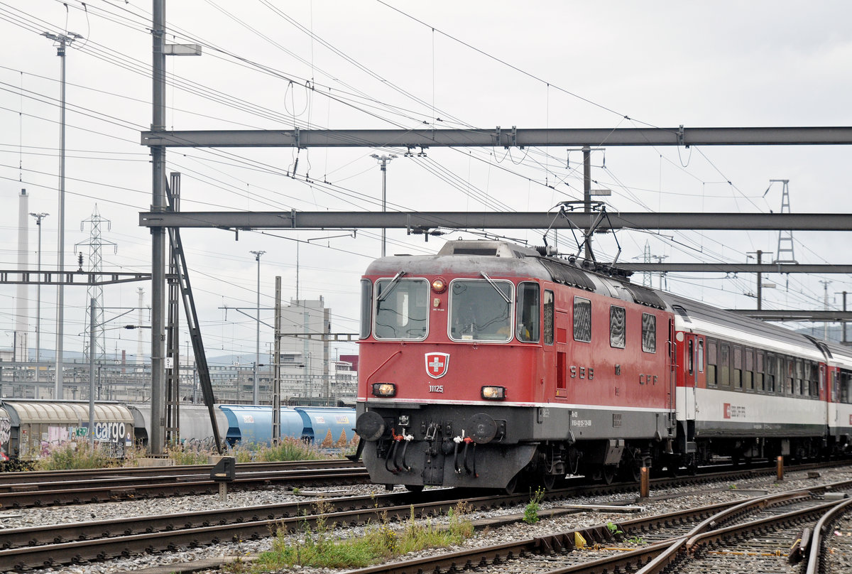 Re 4/4 II 11125 durchfährt den Bahnhof Muttenz. Die Aufnahme stammt vom 31.08.2017.