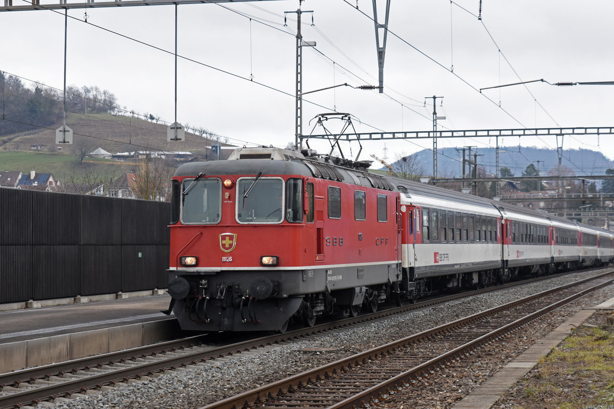Re 4/4 II 11126 durchfährt den Bahnhof Gelterkinden. Die Aufnahme stammt vom 02.02.2019.
