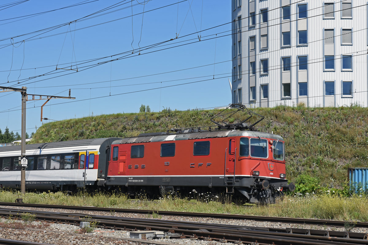 Re 4/4 II 11129 durchfährt den Bahnhof Pratteln. Die Aufnahme stammt vom 26.06.2018.