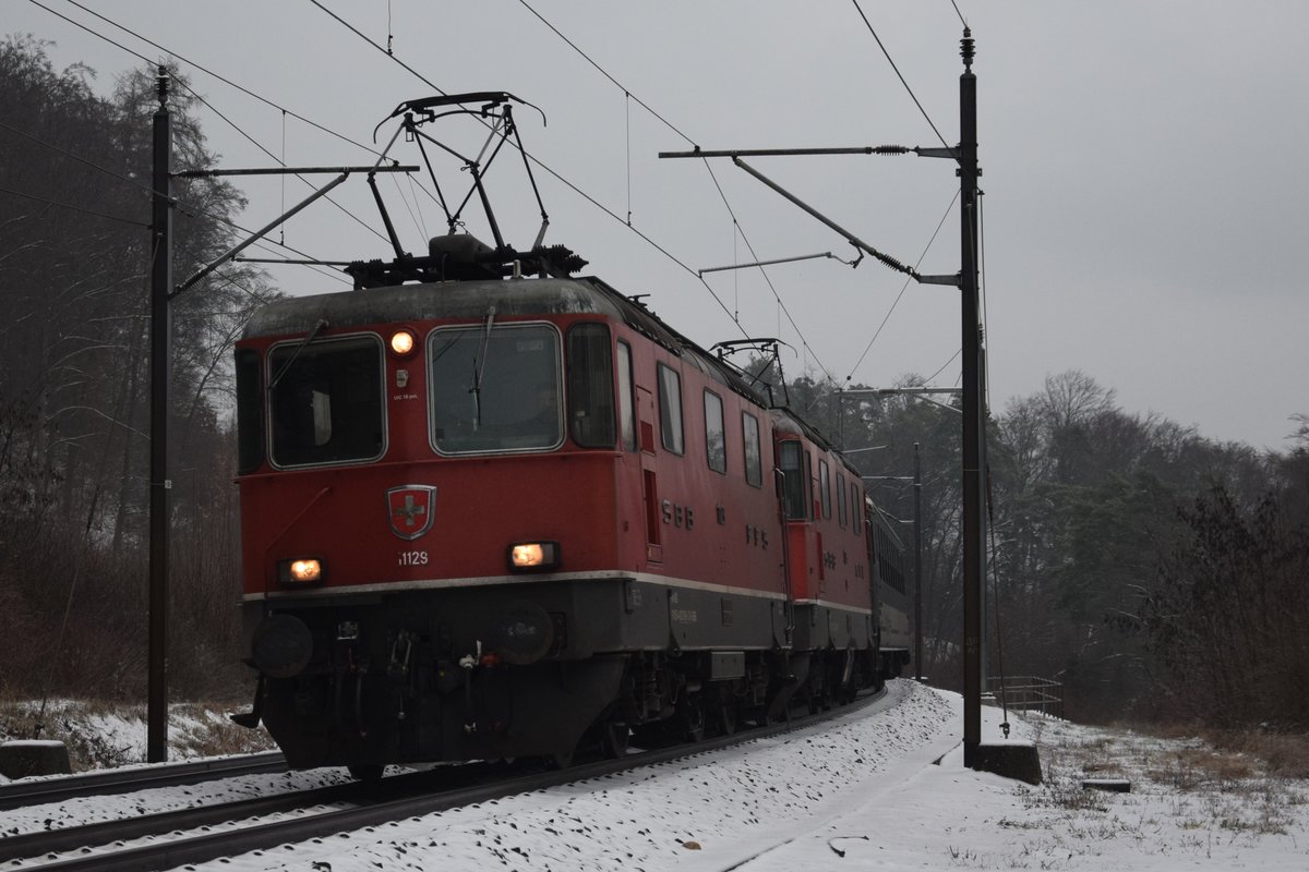 Re 4/4 II 11129 zieht am 16.12.2018 zusammen mit ihrer Schwesterlok 11125 einen Interregio von Zürich HB nach Basel SBB über die Bözberg Südrampe bei Schinznach-Dorf.