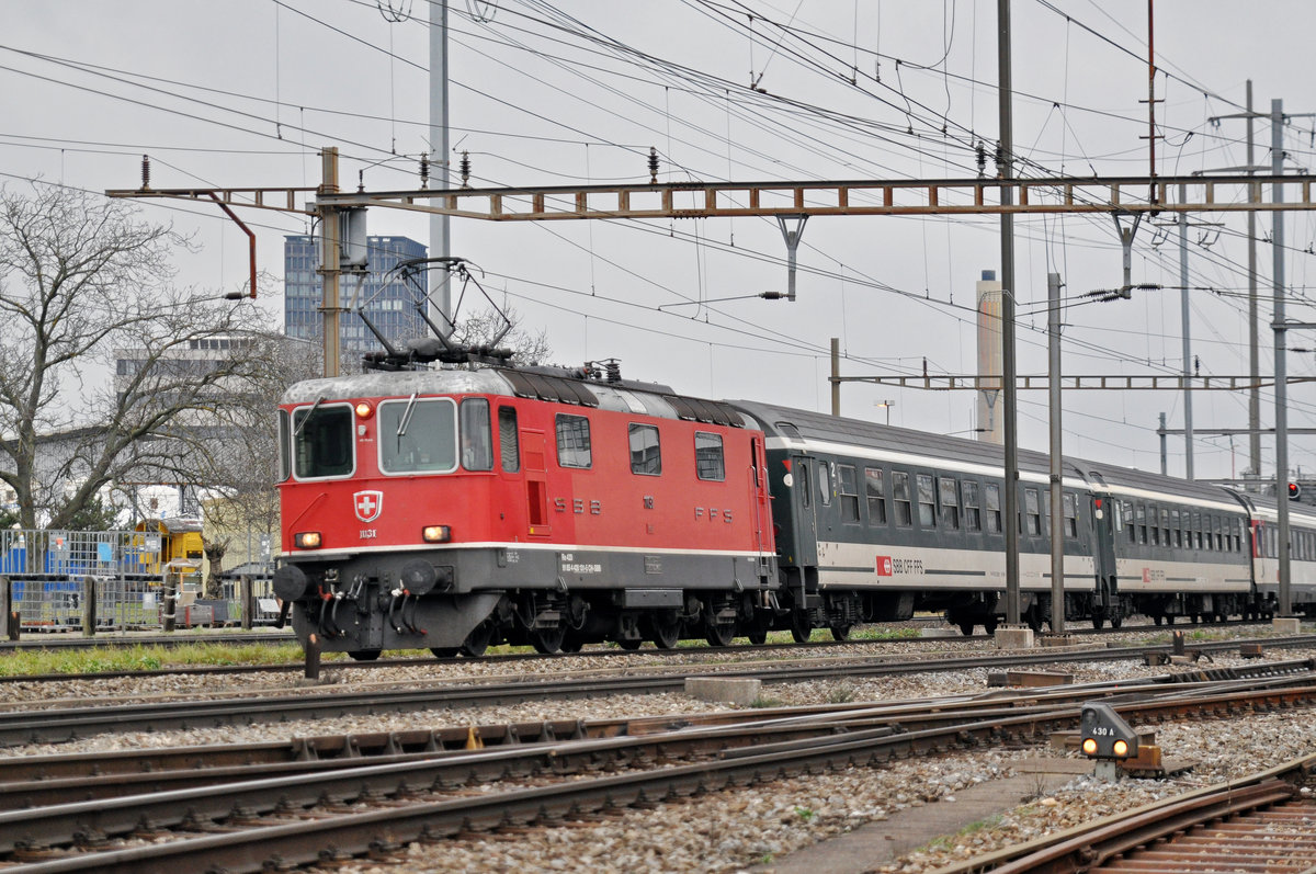 Re 4/4 II 11131 durchfährt den Bahnhof Pratteln. Die Aufnahme stammt vom 07.01.2018.