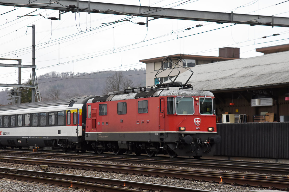 Re 4/4 II 11131 durchfährt den Bahnhof Sissach. Die Aufnahme stammt vom 02.01.2019.