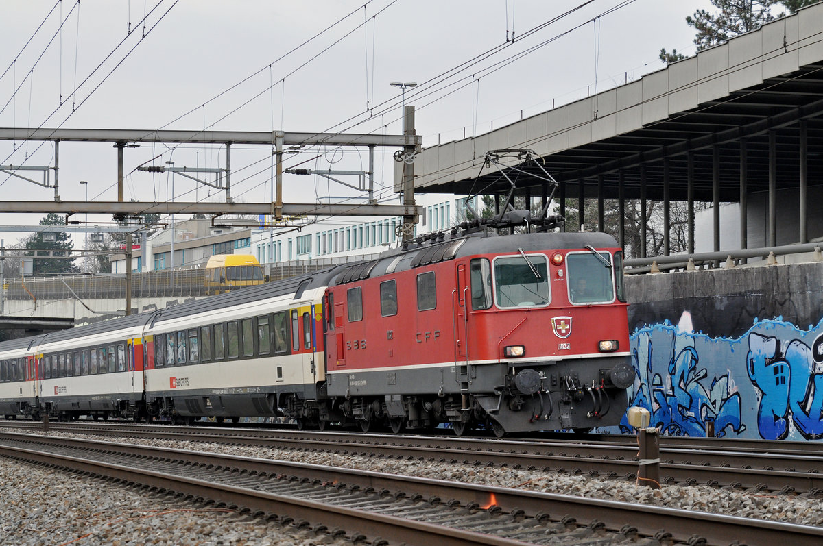 Re 4/4 II 11132 fährt Richtung Bahnhof Muttenz. Die Aufnahme stammt vom 15.01.2018.