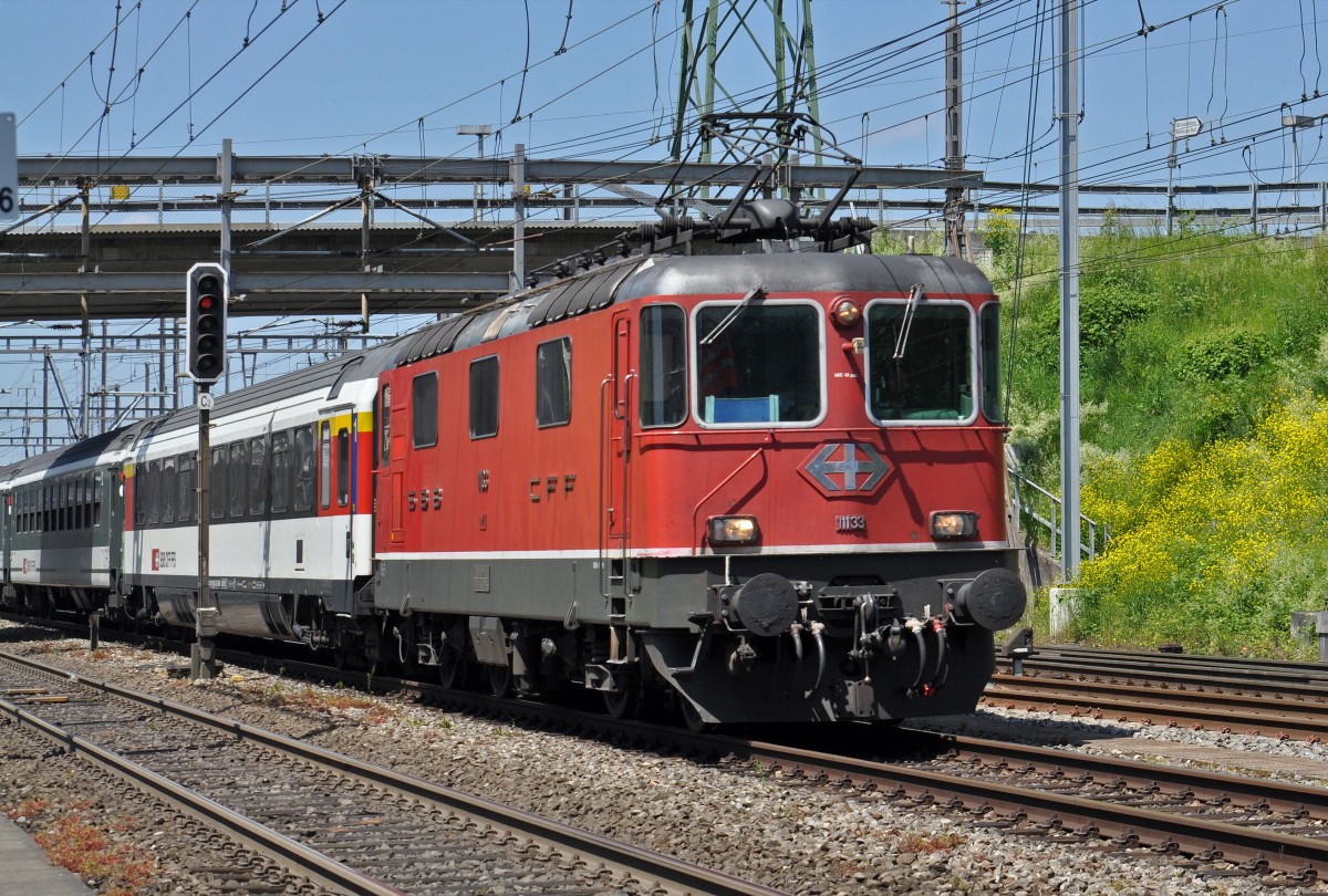 Re 4/4 II 11133 durchfährt den Bahnhof Muttenz. Die Aufnahme stammt vom 18.05.2015.