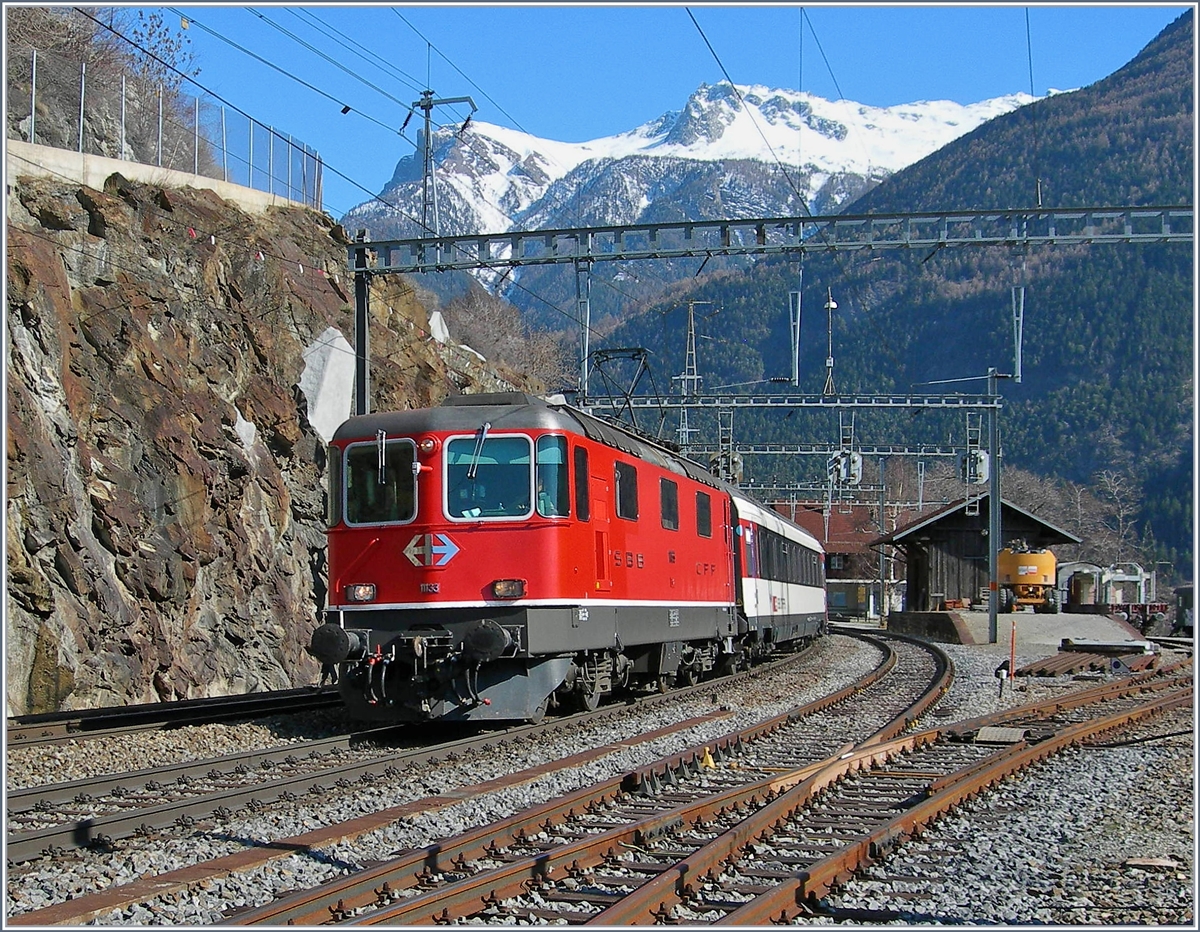 Re 4/4 II 11133 (ex Swiss Express) mit IC 880 Brig - Bern - Basel unterwegs bei Lalden am 16. März 2007.