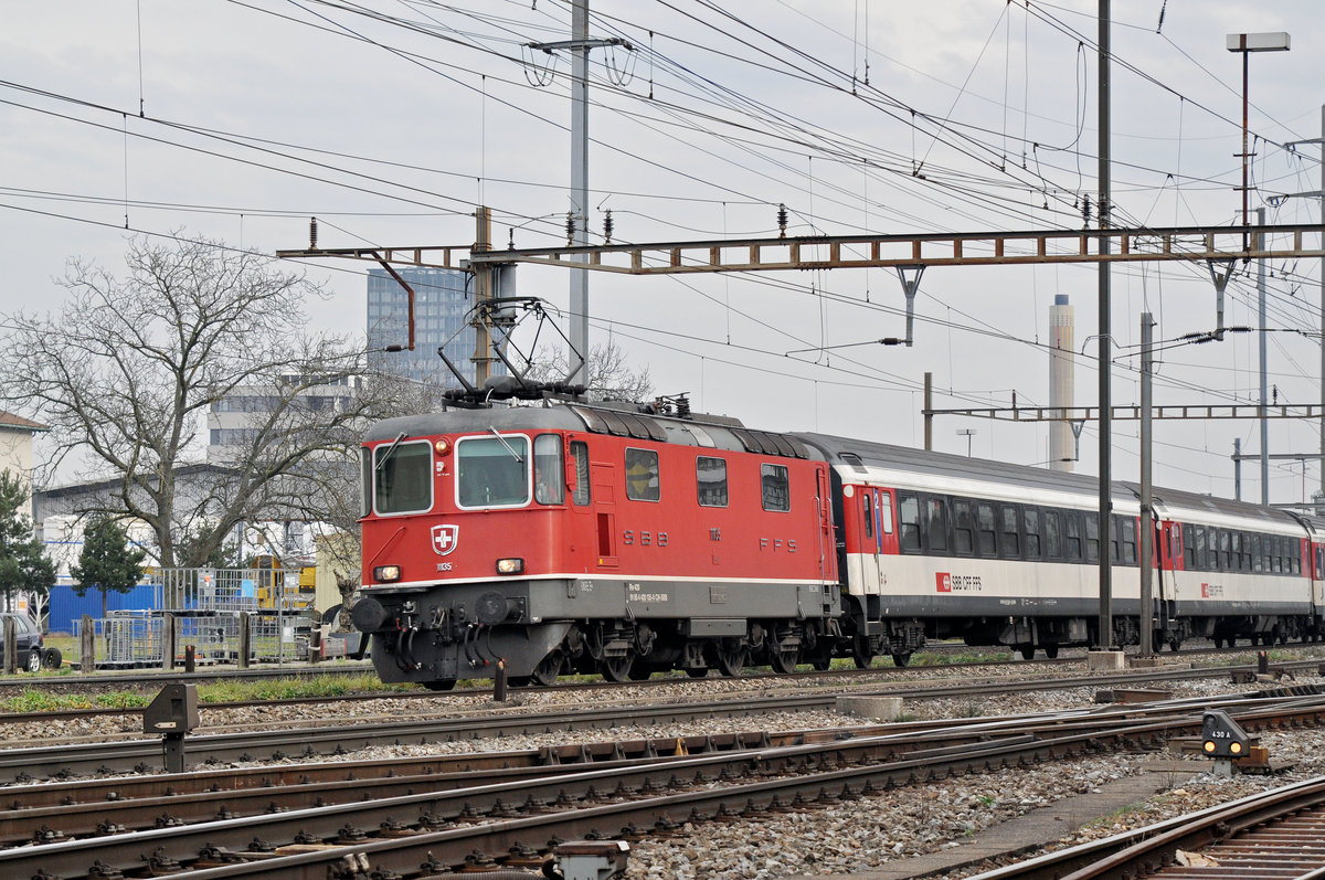 Re 4/4 II 11135 durchfährt den Bahnhof Pratteln. Die Aufnahme stammt vom 09.01.2018.