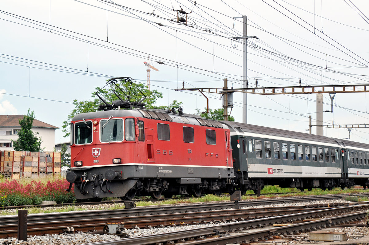 Re 4/4 II 11138 durchfährt den Bahnhof Pratteln. Die Aufnahme stammt vom 07.06.2016.