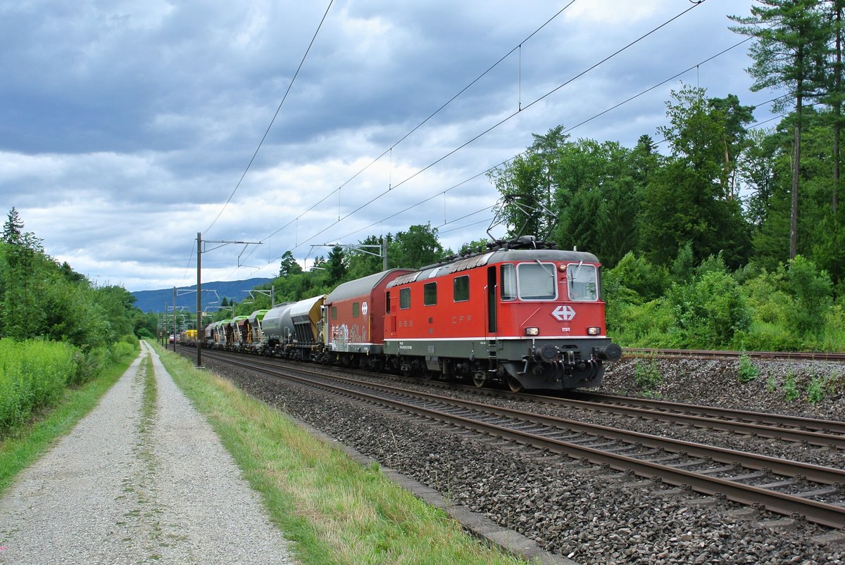 Re 4/4 II 11141 | 420 141-4 der Division P war diesen Sommer mehrere Wochen an die Division G vermietet. Am 12.07.2017 fuhr die Lok mit einem Gterzug von Langenthal in den RBL, hier kurz vor Lenzburg.