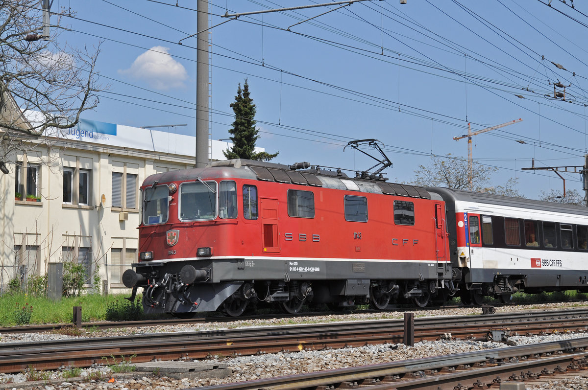 Re 4/4 II 11143 durchfährt den Bahnhof Pratteln. Die Aufnahme stammt vom 07.05.2016.