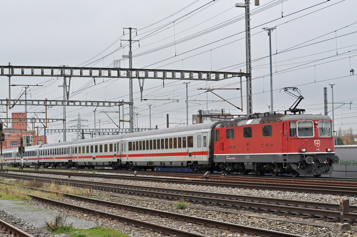 Re 4/4 II 11145 durchfährt den Bahnhof Muttenz. Die Aufnahme stammt vom 09.11.2017.