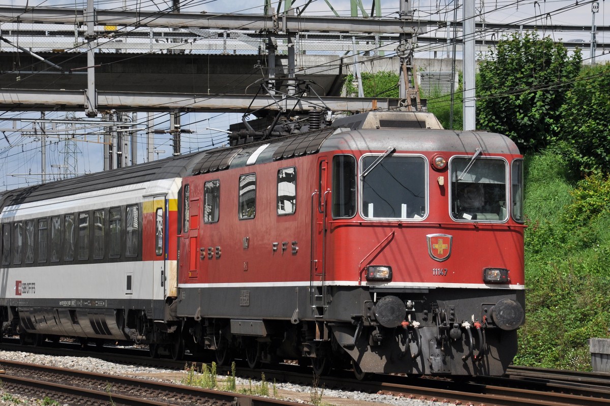 Re 4/4 II 11147 durchfährt den Bahnhof Muttenz. Die Aufnahme stammt vom 18.08.2014.
