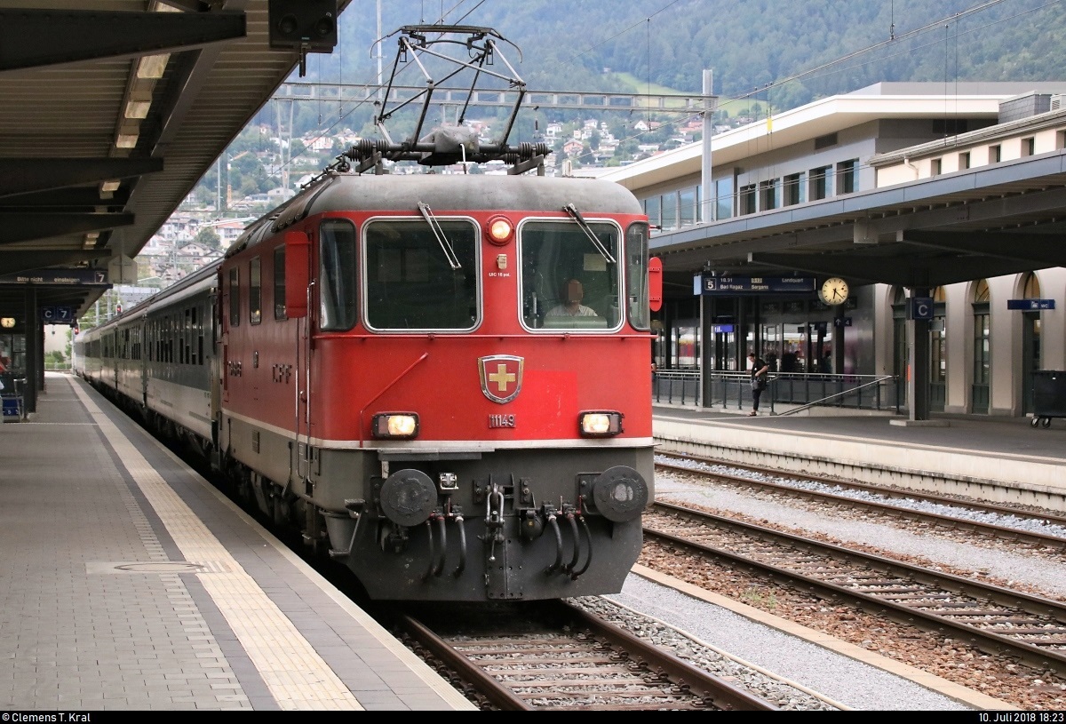Re 4/4 II 11149 (420 149) SBB als IC 931 (IC 3) von Zürich HB (CH) erreicht seinen Endbahnhof Chur (CH) auf Gleis 7.
[10.7.2018 | 18:23 Uhr]