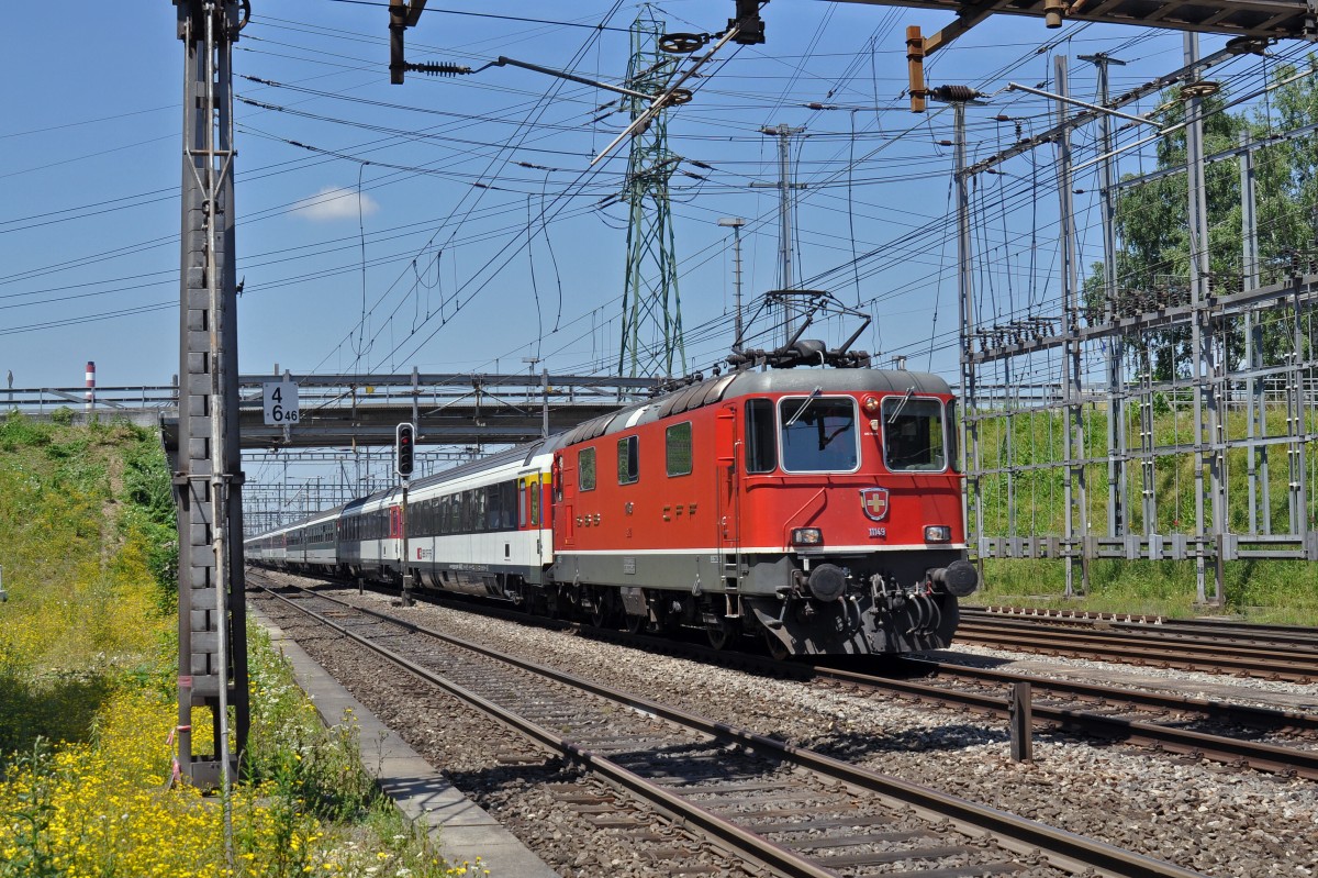 Re 4/4 II 11149 durchfährt den Bahnhof Muttenz. Die Aufnahme stammt vom 17.06.2015.