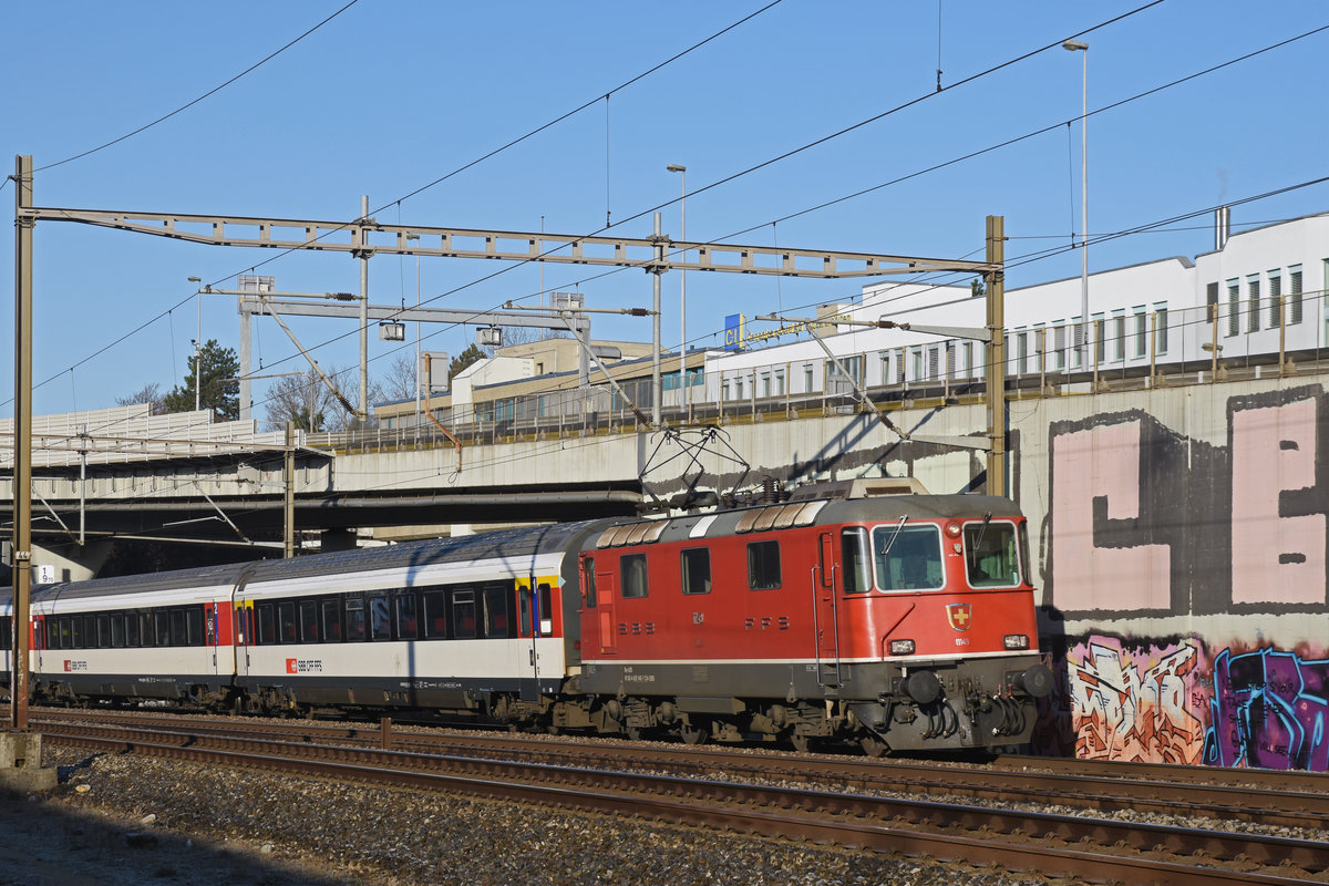 Re 4/4 II 11149 fährt Richtung Bahnhof Muttenz. Die Aufnahme stammt vom 03.01.2019.