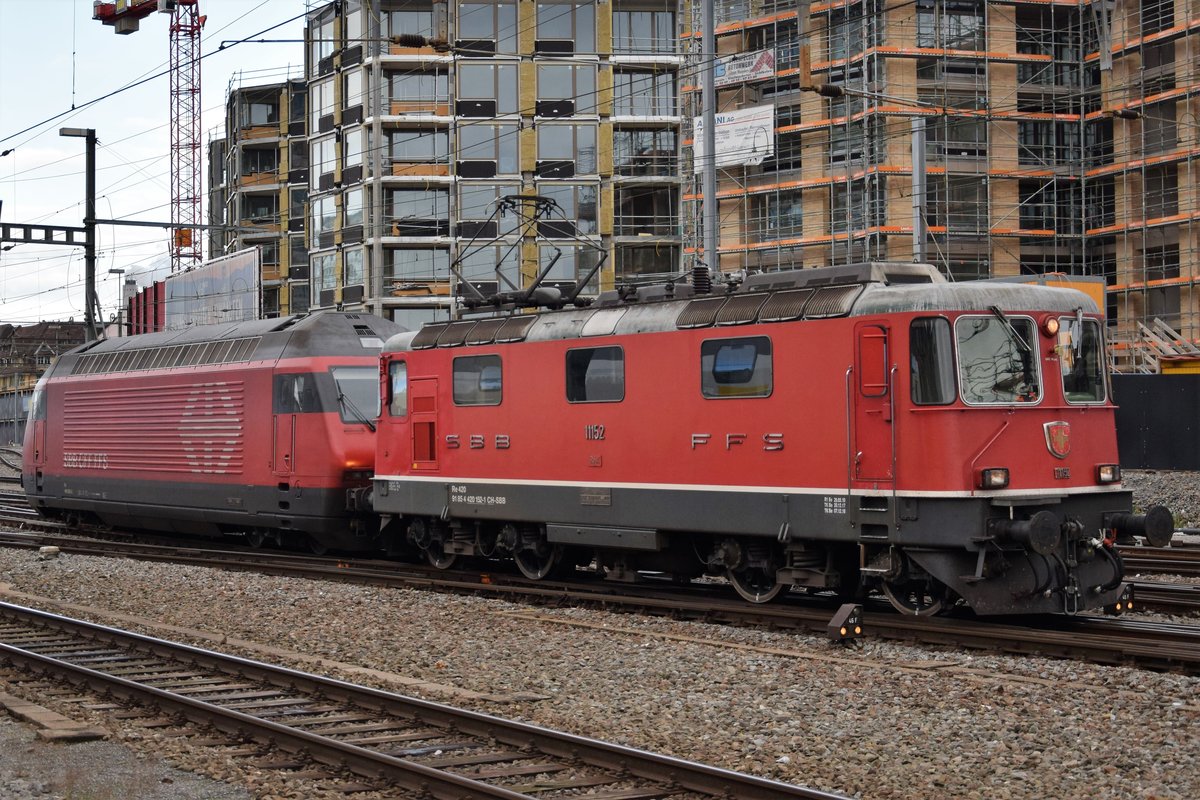 Re 4/4 II 11152 rangiert am 02.01.2019 die Re 460 086-2 im Vorfeld des Zürcher Hauptbahnhofs umher.