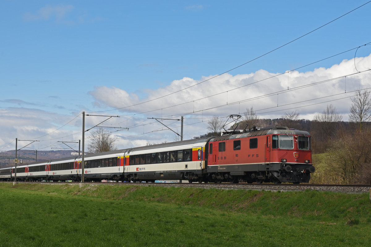 Re 4/4 II 11153 fährt Richtung Bahnhof Sissach. Die Aufnahme stammt vom 18.03.2019.