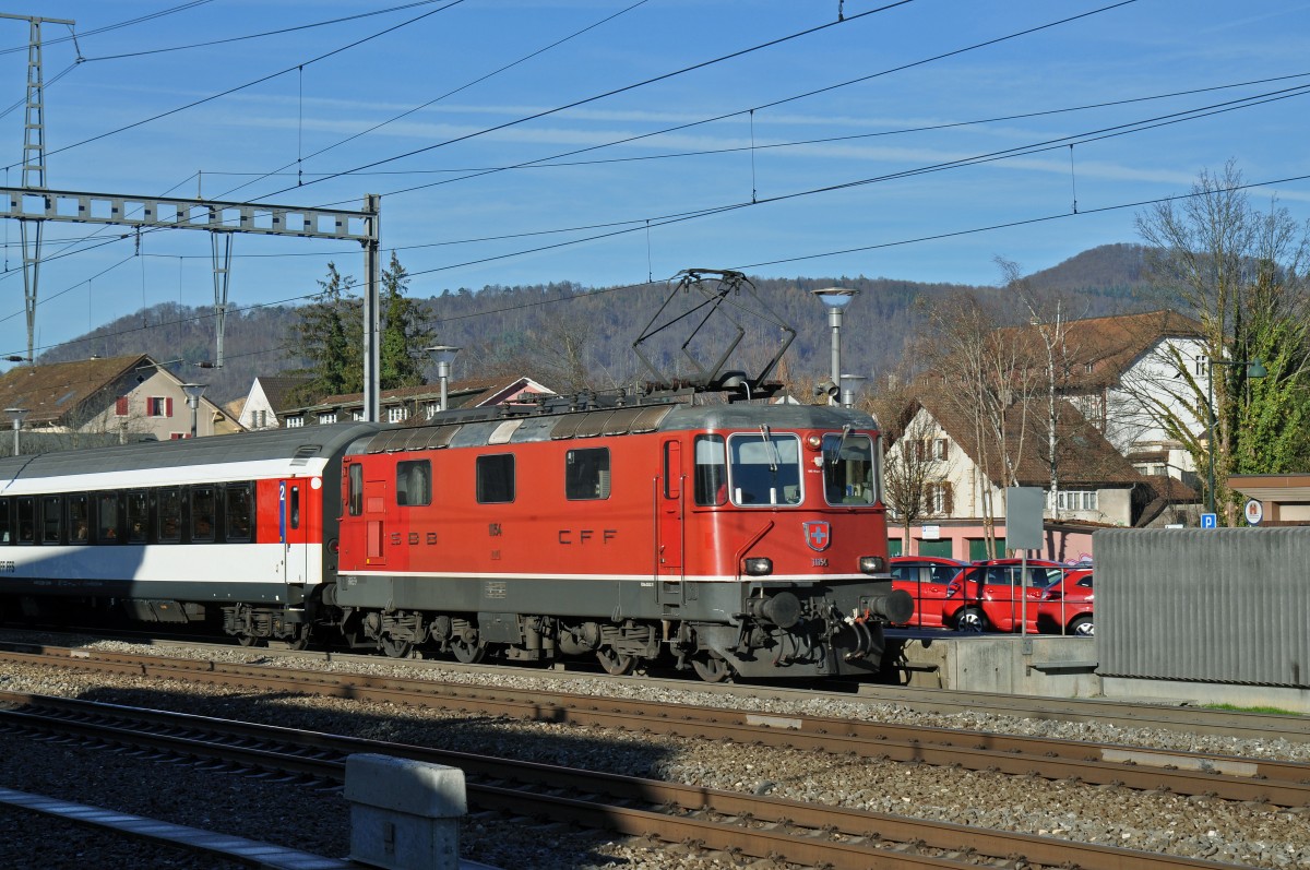 Re 4/4 II 11154 durchfährt den Bahnhof in Sissach. Die Aufnahme stammt vom 07.12.2015.