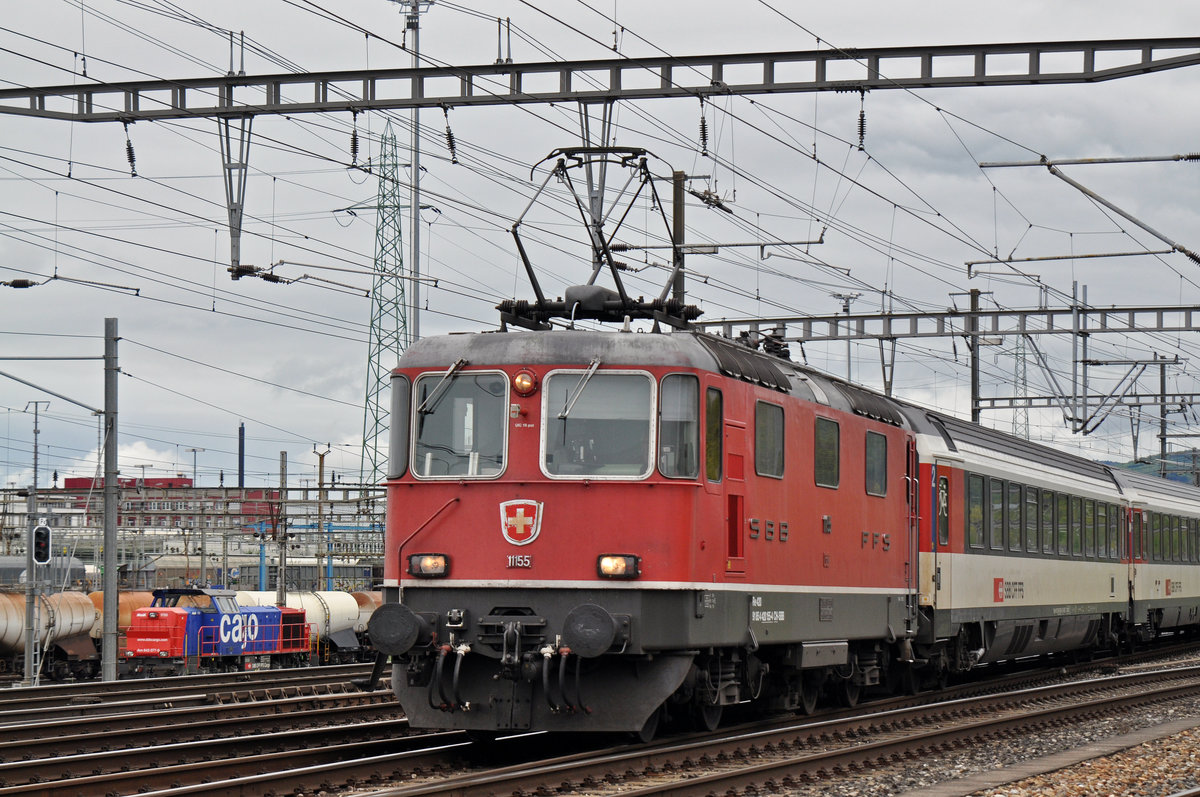 Re 4/4 II 11155 durchfährt den Bahnhof Muttenz. Die Aufnahme stammt vom 17.04.2016.