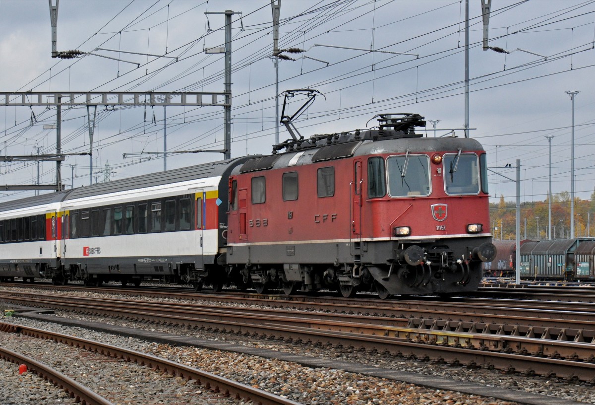 Re 4/4 II 11157 durchfährt den Bahnhof Muttenz. Die Aufnahme stammt vom 29.10.2015.