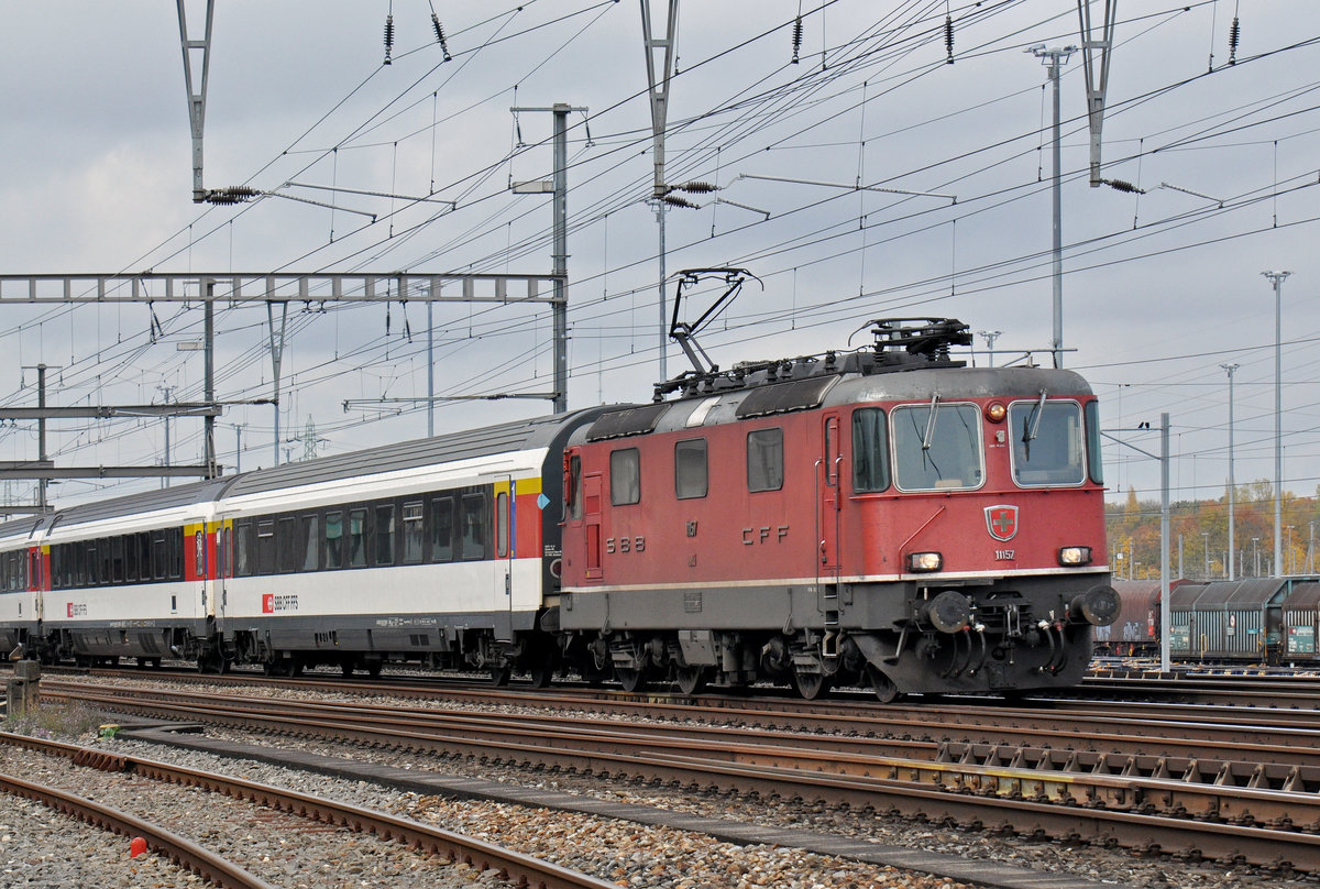 Re 4/4 II 11157 durchfährt den Bahnhof Muttenz. die Aufnahme stammt vom 29.10.2015.