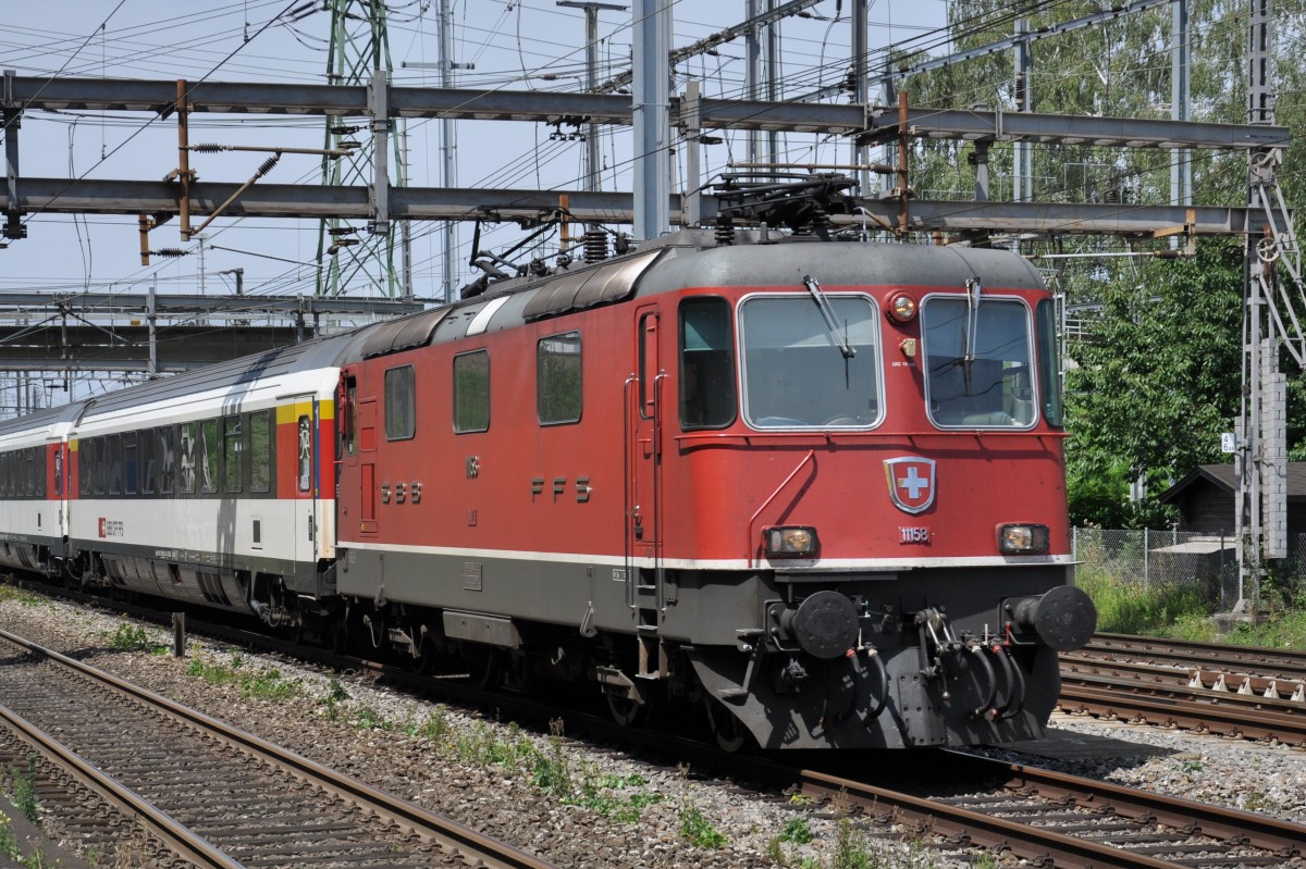 Re 4/4 II 11158 durchfährt den Bahnhof Muttenz. Die Aufnahme stammt vom 06.08.2014.