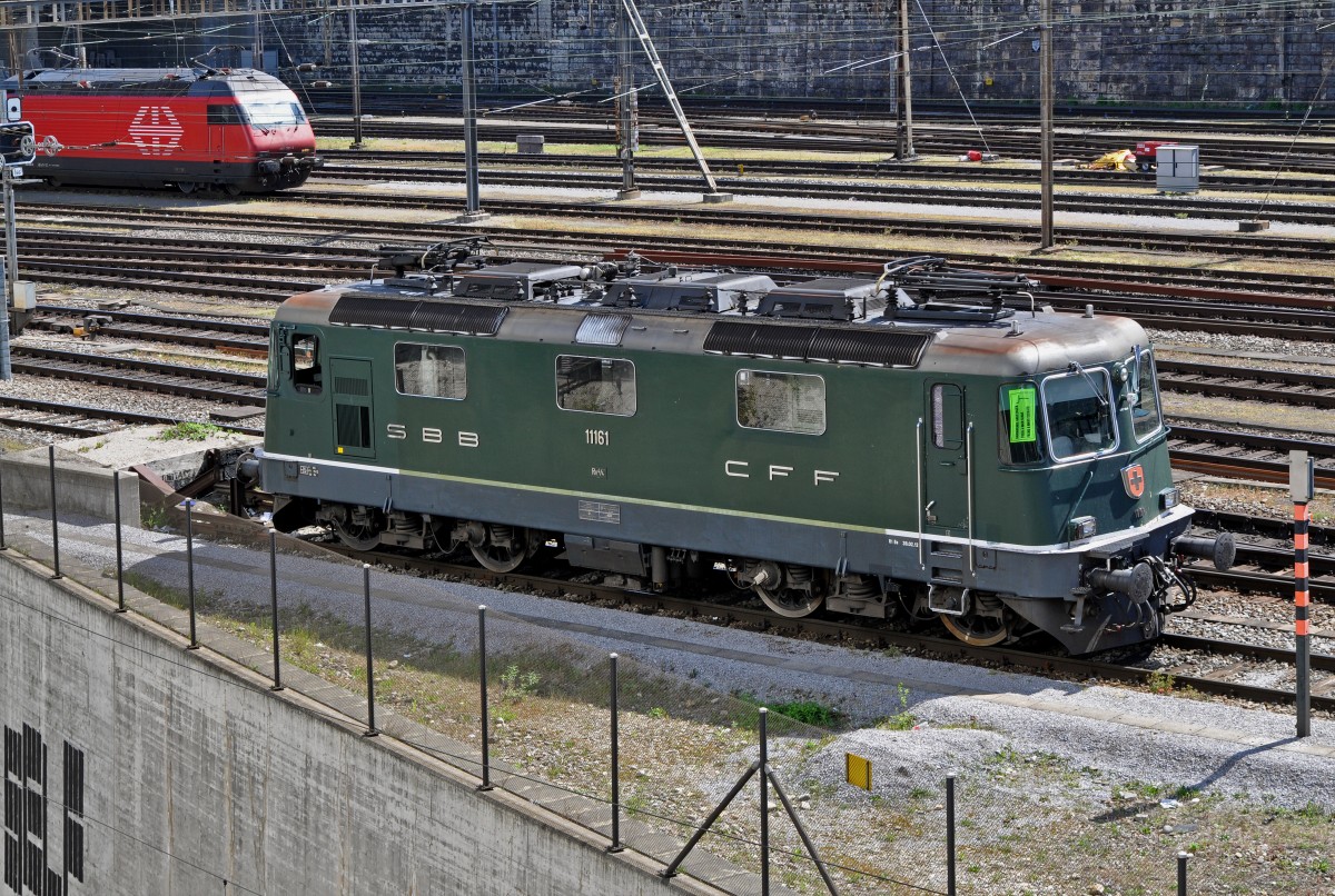 Re 4/4 II 11161 wartet beim Bahnhof SBB auf den nächsten Einsatz. Die Aufnahme stammt vom 19.04.2015.