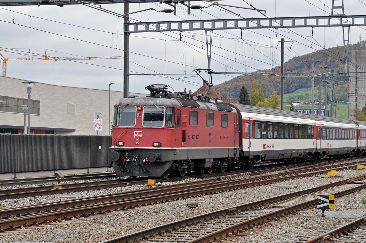 Re 4/4 II 11164 durchfährt den Bahnhof Sissach. Die Aufnahme stammt vom 23.10.2015.